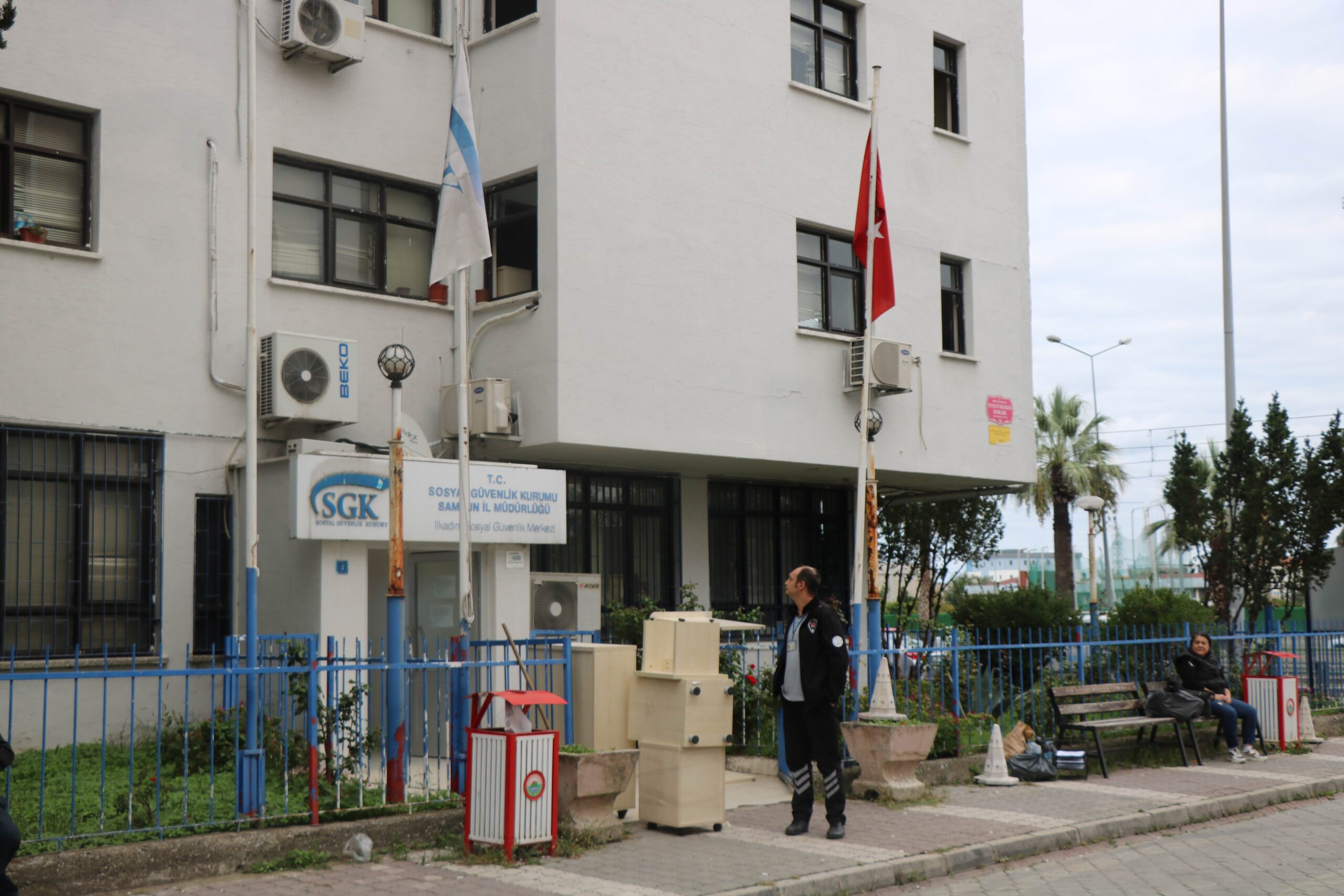 SGK İlkadım binası çatlaklar nedeniyle tahliye edildi