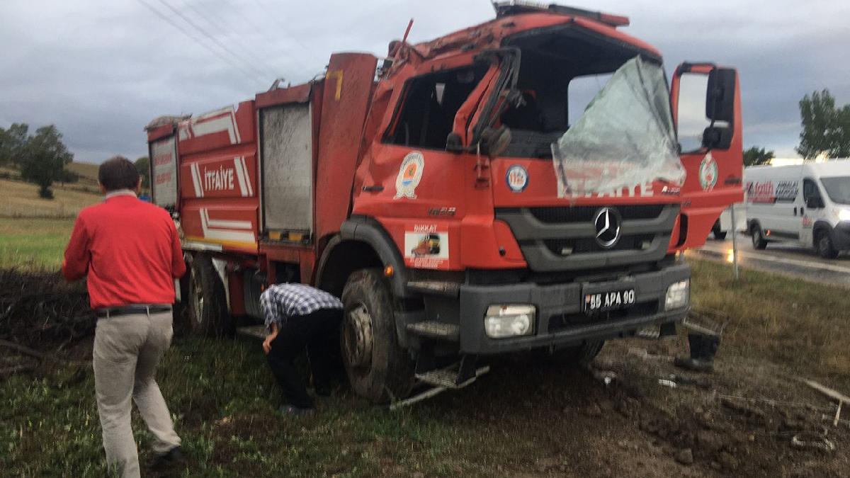 Yangına desteğe giden itfaiye aracı devrildi: 2 yaralı