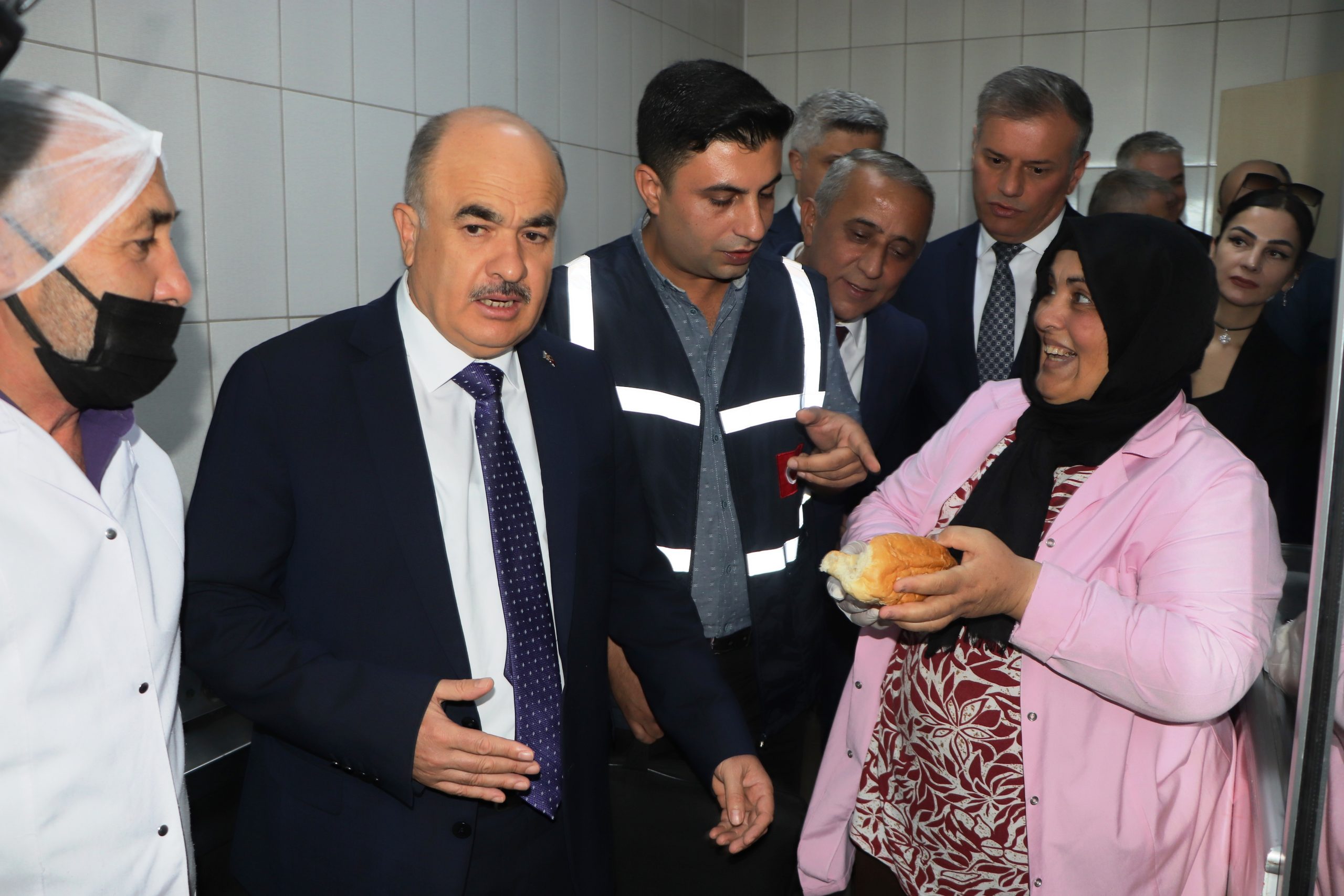 Vali Dağlı’dan kantinciye uyarı: “Sen kendi çocuğuna bu kadar az mı veriyorsun”