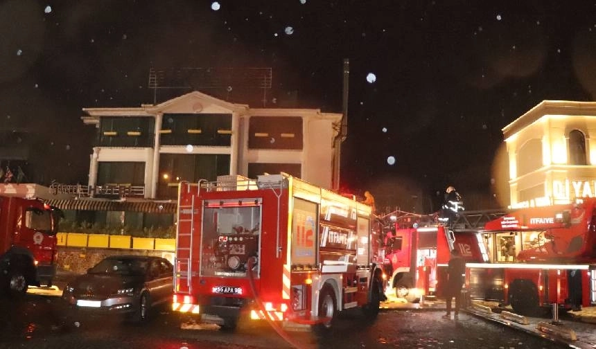 Otelin çatı katı alev alev yandı