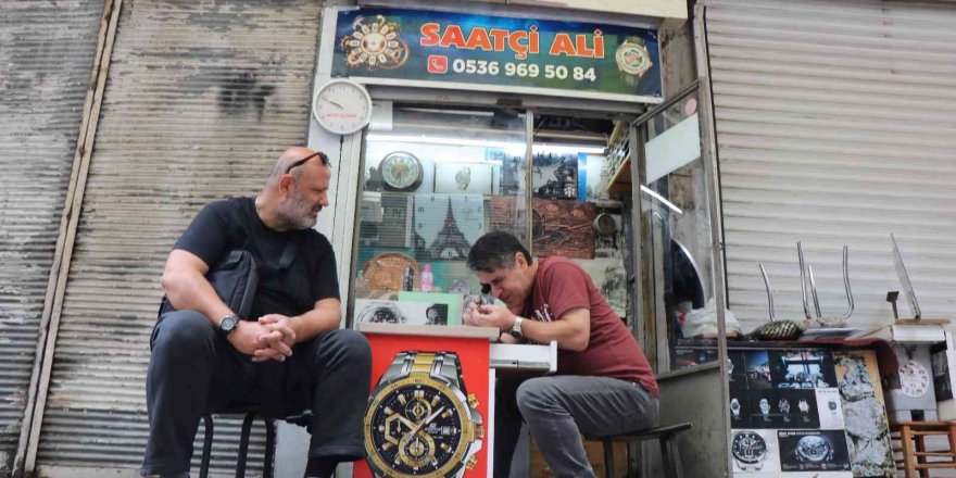 Ekmeğini 35 yıldır 1 metrekarelik dükkandan ekmeğini çıkarıyor