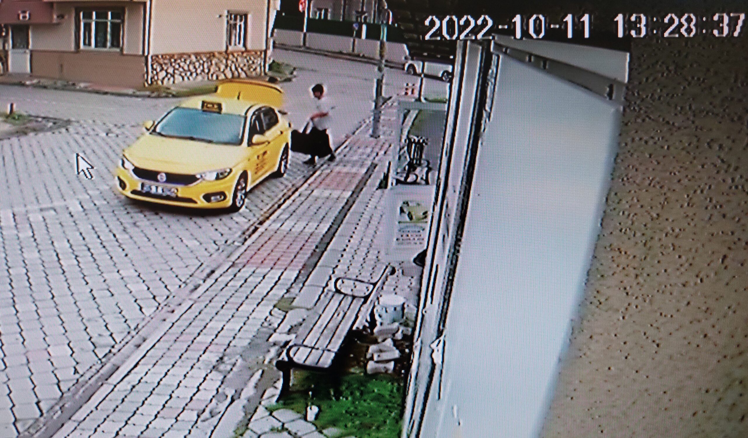 17 yaşındaki çocuk, yolcu olarak bindiği taksiyi silah zoruyla gasp etti