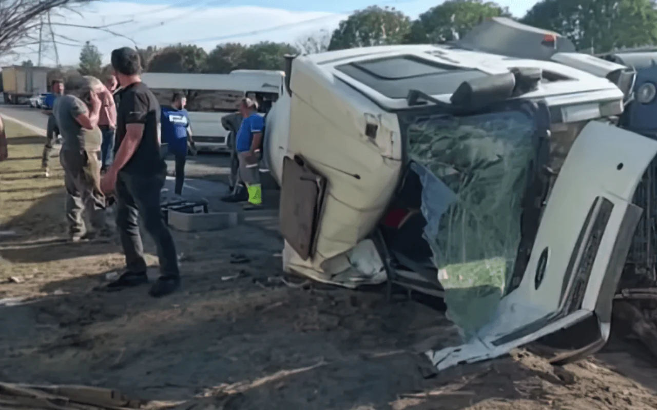 Sultangazi’de motosikletliye çarpmamak için manevra yapan beton mikseri devrildi