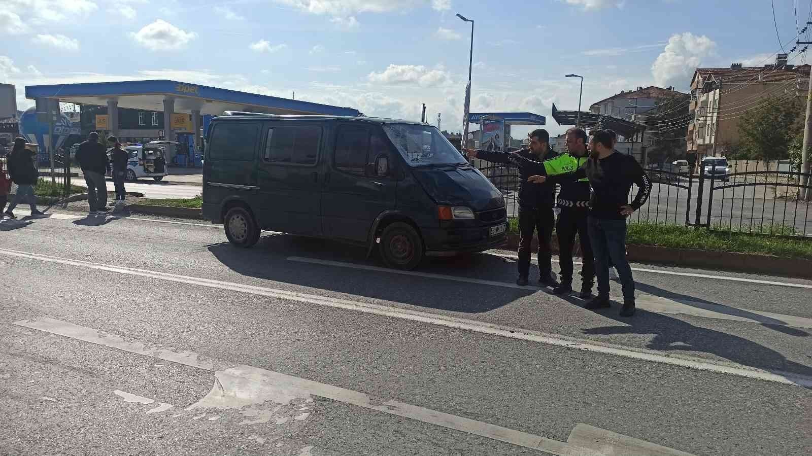 Yaya geçidinde minibüsün çarptığı bisikletli ağır yaralandı