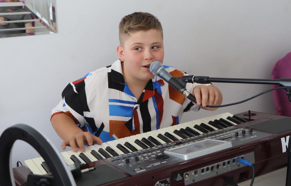 Babasının orgu ile çektiği video onu fenomen yaptı