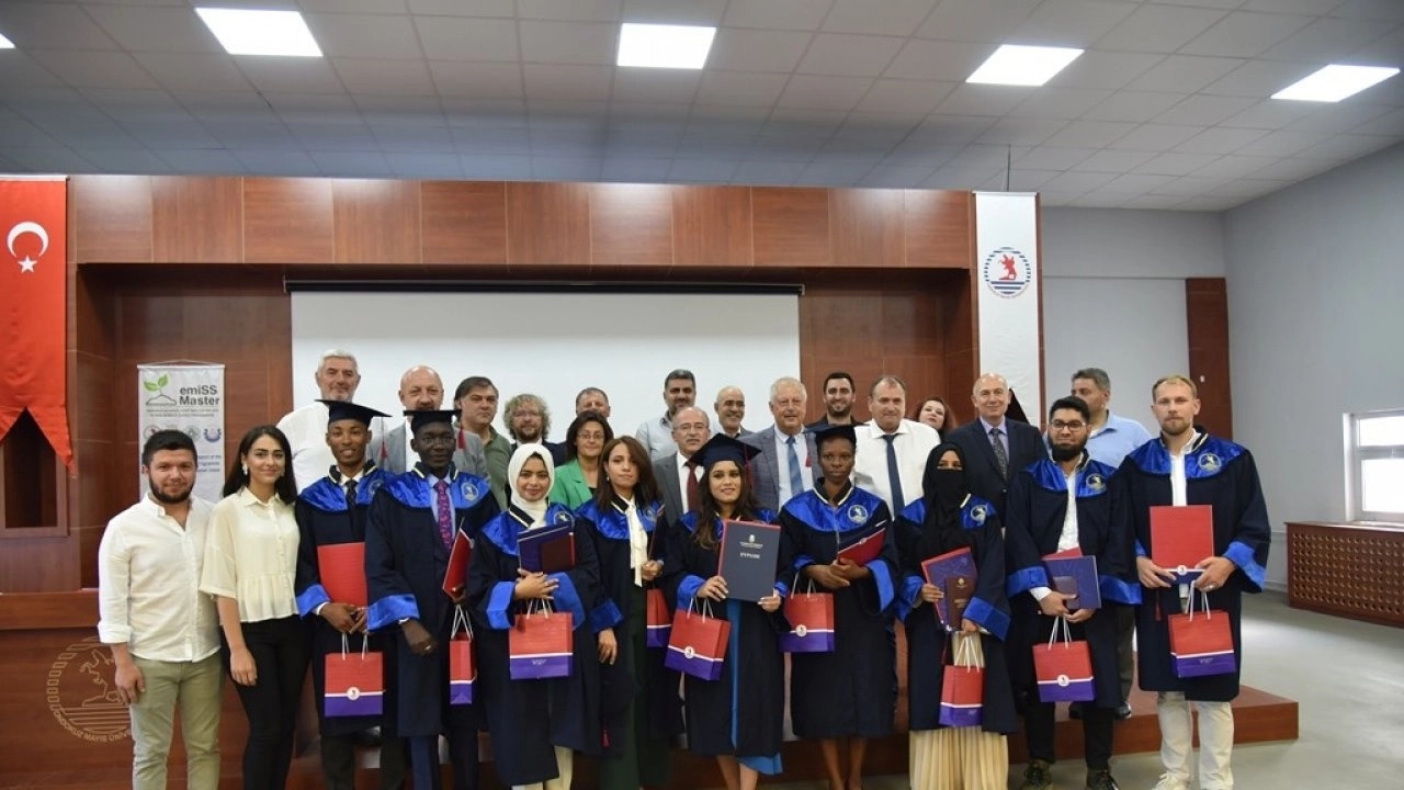 OMÜ’nün Erasmus öğrencileri mezun oldu