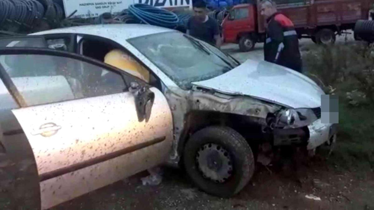 Samsun’da yoldan çıkan otomobil park halindeki kamyona çarptı