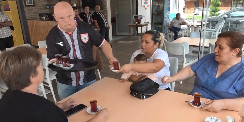 Bu kafede sadece down sendromlular çalışıyor