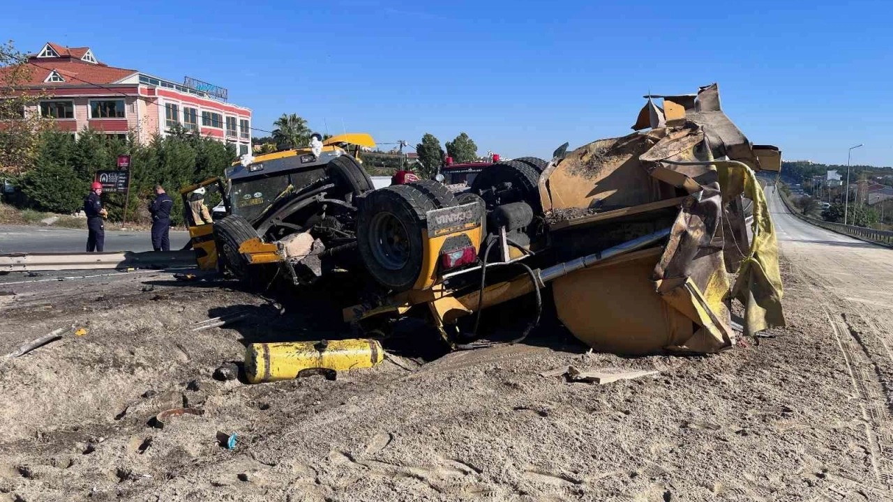 Hafriyat kamyonu bariyere çarparak devrildi: 1 yaralı