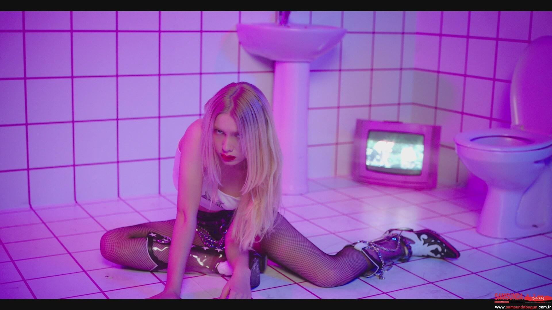 Emrah Karaduman – Dipsiz Kuyum feat. Aleyna Tilki