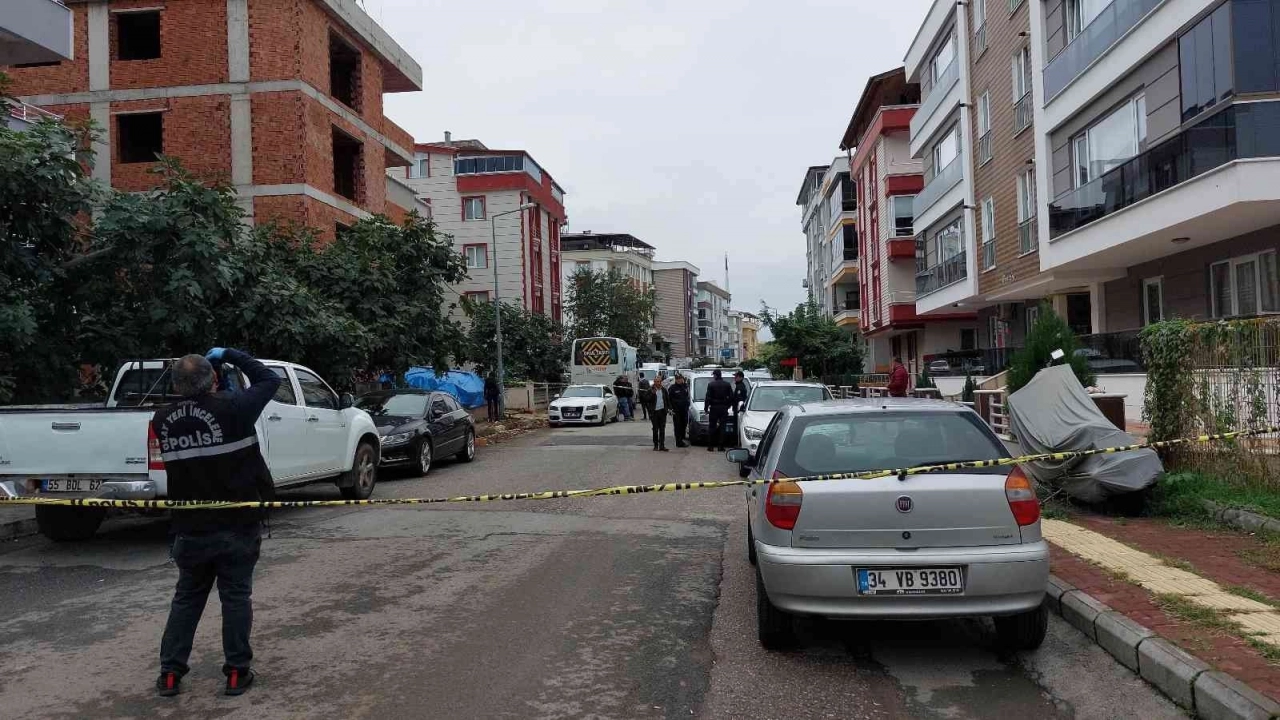 Boşanma davası devam eden şahıs sokakta kendini vurdu