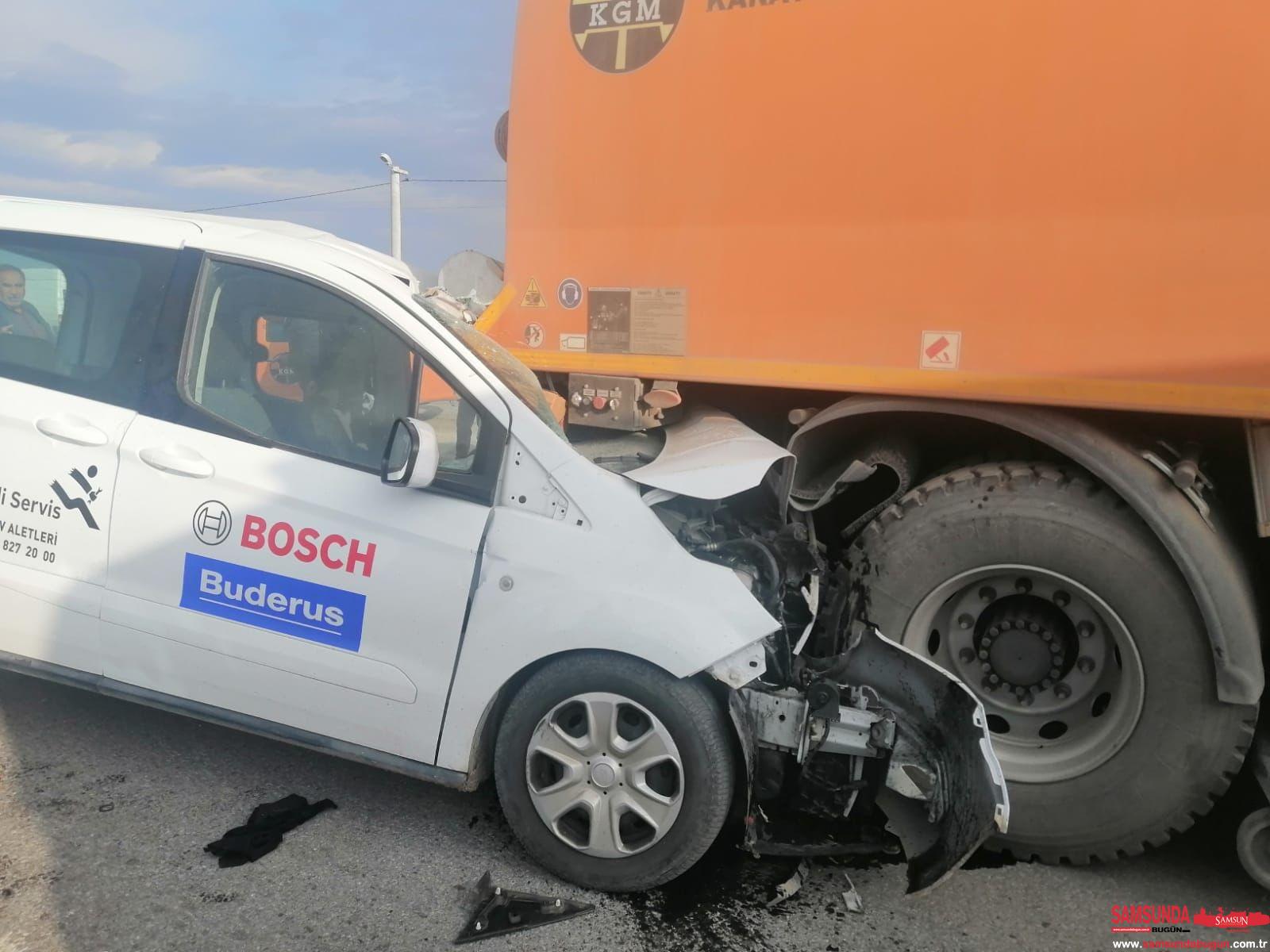Kamyonet yol temizleme aracına çarptı: 2 yaralı