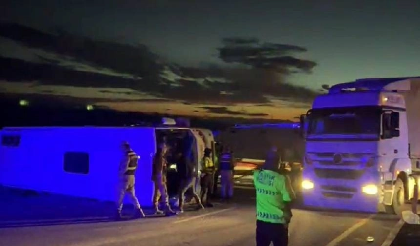 Kars’ta midibüs ile tır çarpıştı: 14 yaralı