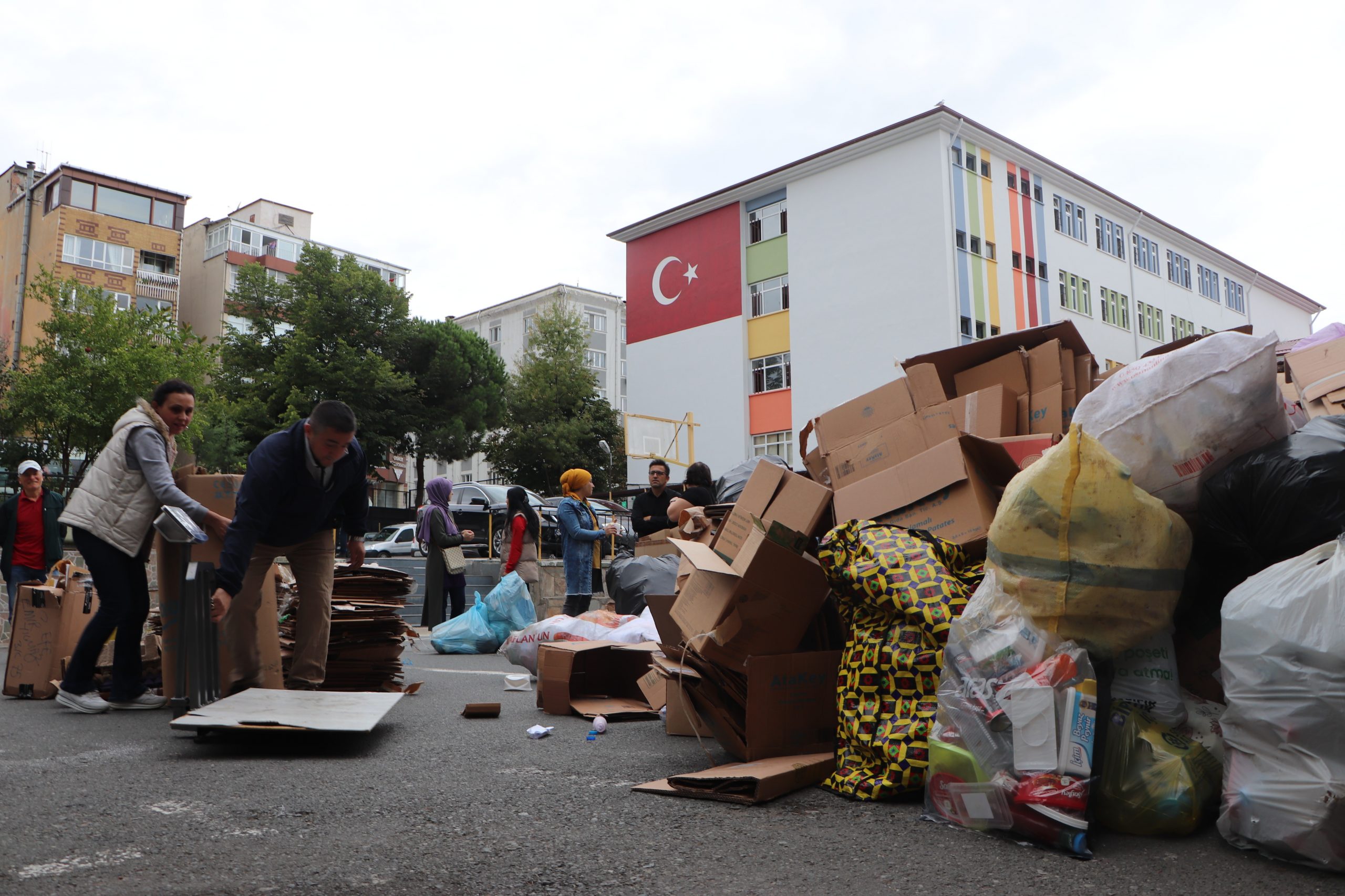 Okulda atık seferberliği: Veliler birbiriyle yarışıyor
