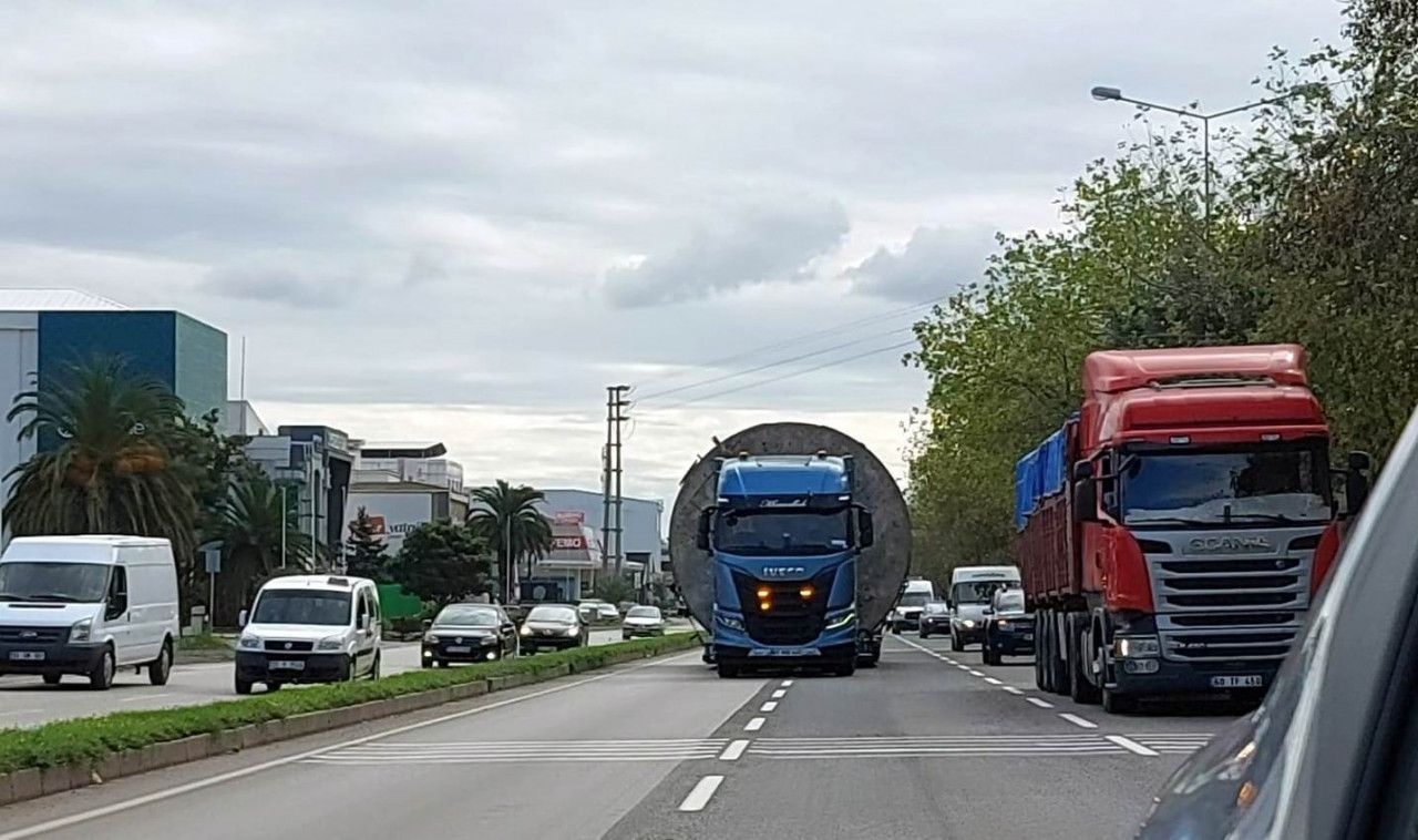 Kara yolunda taşınan dev silo görenlerin ilgisini çekti