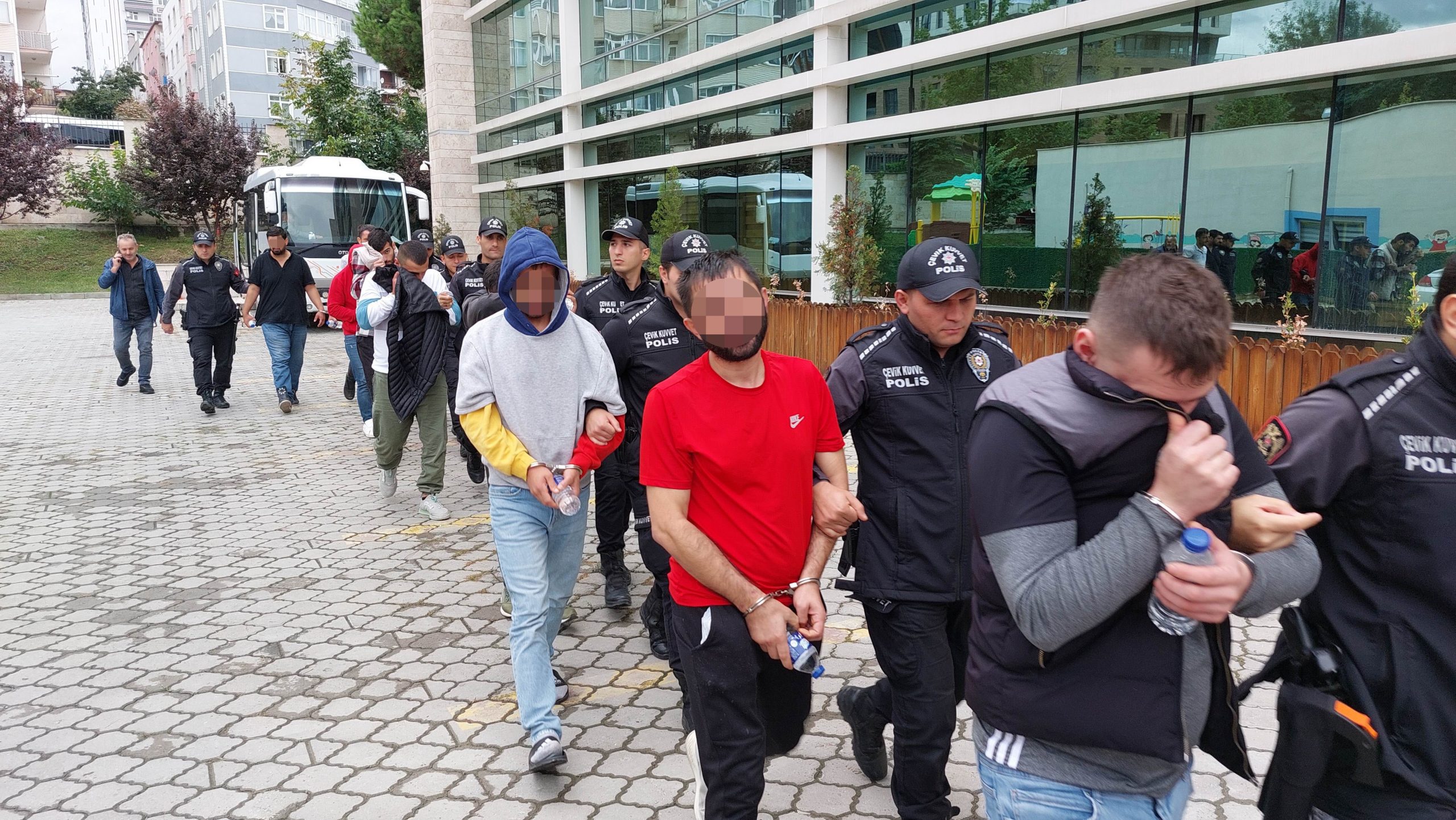 ‘Kökünü Kurutma Operasyonu’nda 12 kişi adliyede