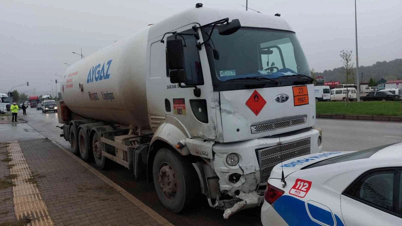 Samsun’da LPG yüklü tanker otomobil ile çarpıştı: 1 yaralı