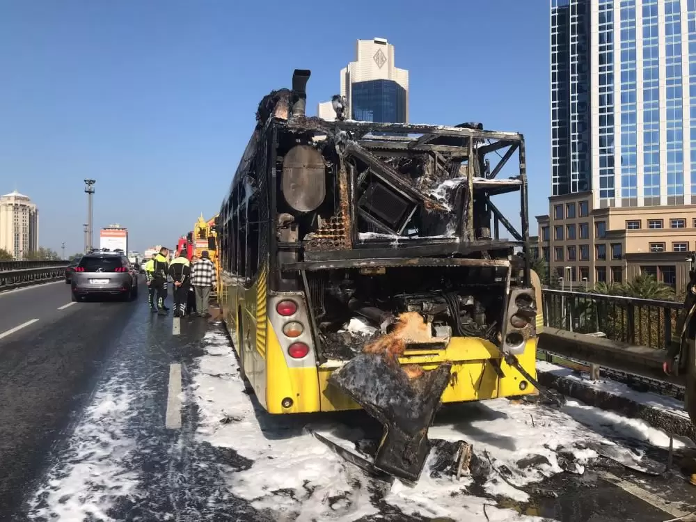 Seyir halindeki İETT otobüsü alev aldı
