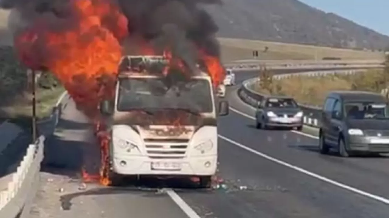 Bursa’da seyir halindeki minibüs alev alev yandı
