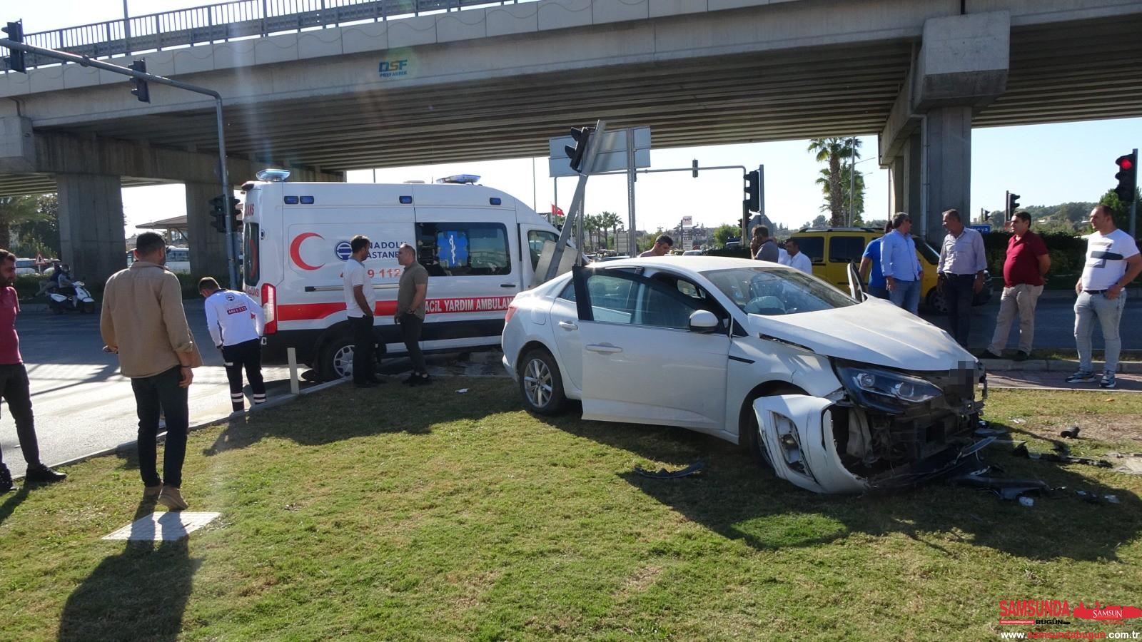Ambulans otomobille çarpıştı: 2 yaralı