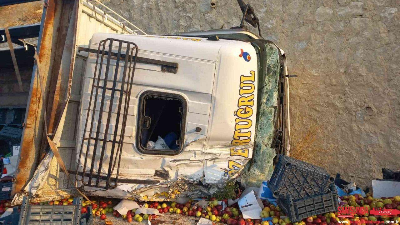 Karaman’da elma yüklü kamyon devrildi