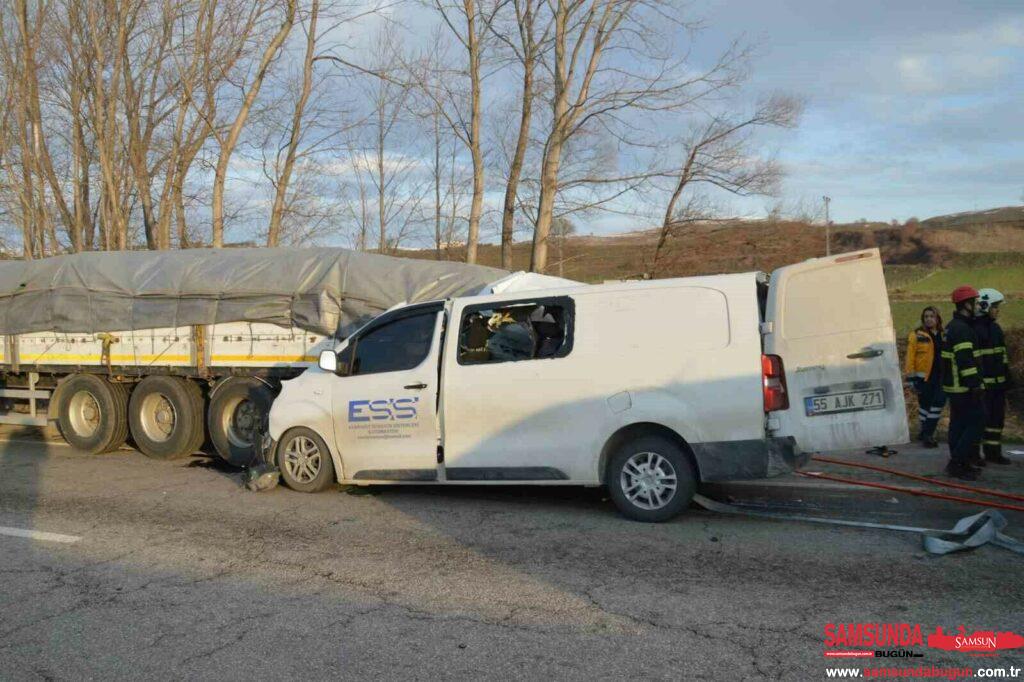 Samsun’da Hafif Ticari Araç Tıra Çarptı: 1 Ölü, 2 Yaralı