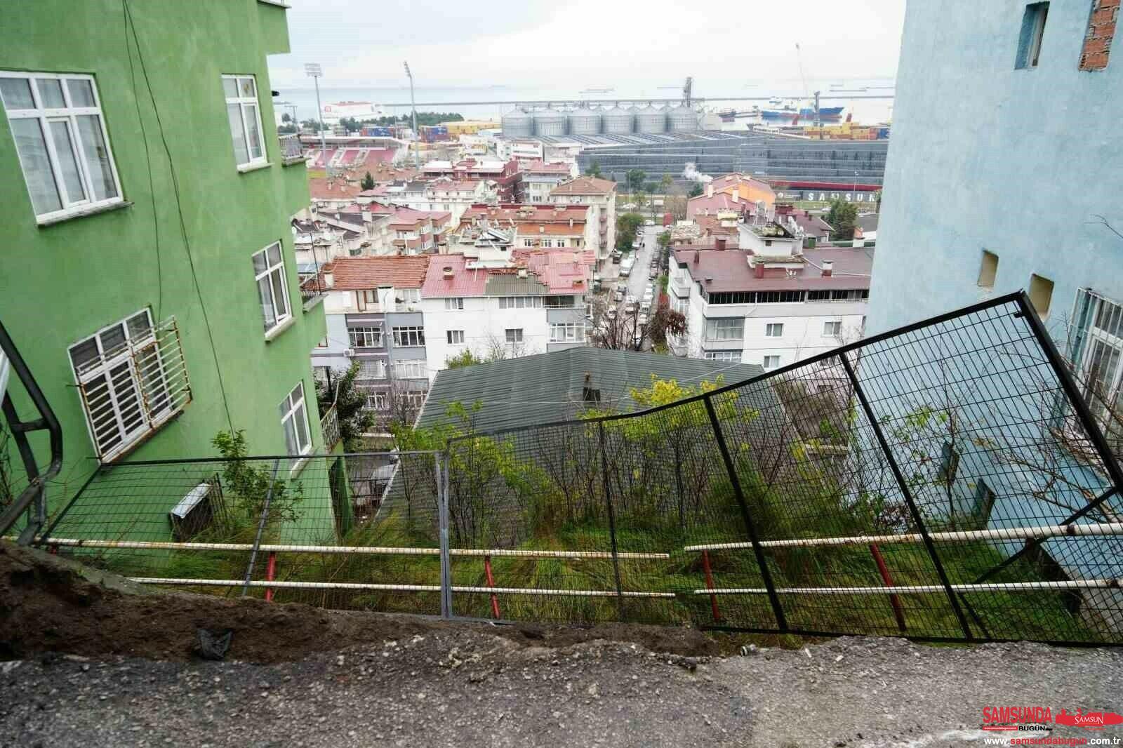 İlkadım'da İstinat Duvarı Çöktü: Sokak Trafiğe Kapatıldı