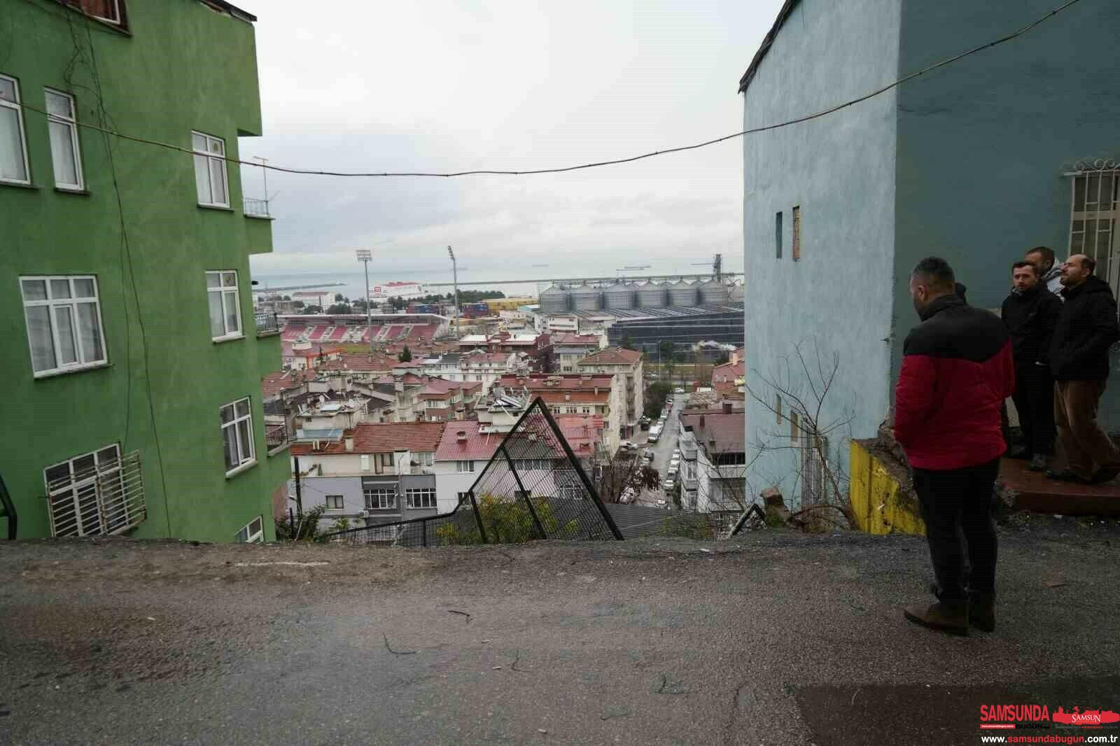 İlkadım'da İstinat Duvarı Çöktü: Sokak Trafiğe Kapatıldı