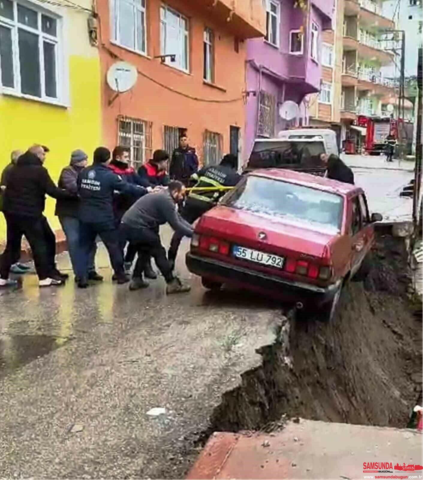 İlkadım'da İstinat Duvarı Çöktü: Sokak Trafiğe Kapatıldı